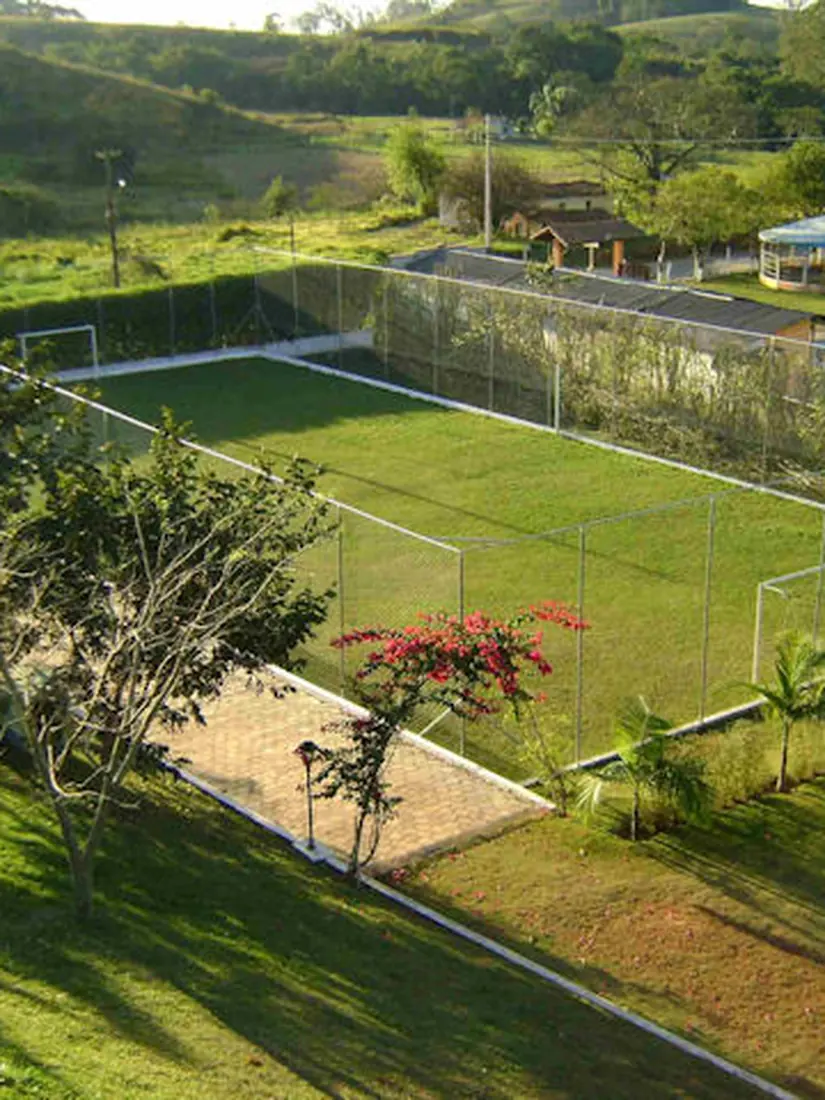Campo para atividades esportivas na clínica de reabilitação em Governador Valadares, MG