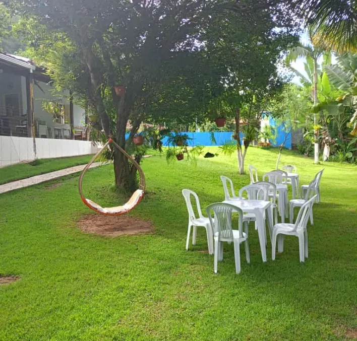 Espaço de convivência à sombra na clínica de reabilitação em Governador Valadares, MG